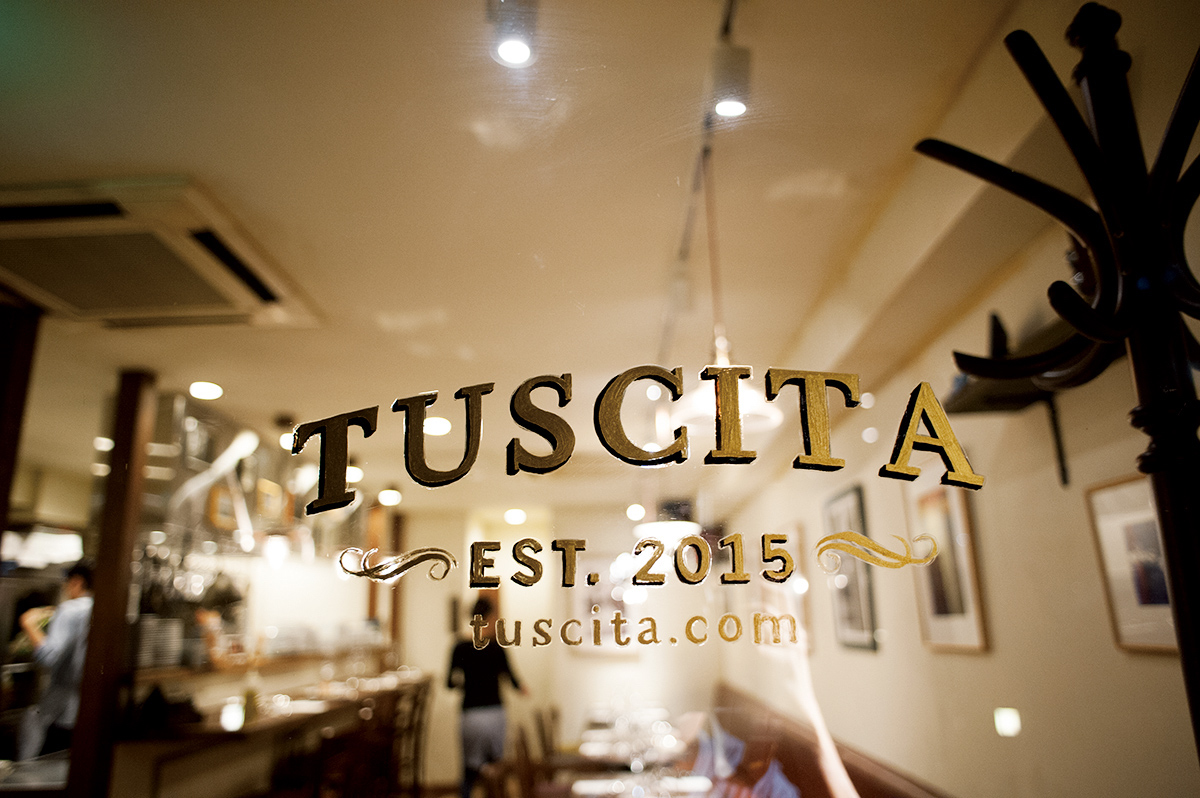 店内の窓に描かれた TUSCITA EST. 2015 の金文字